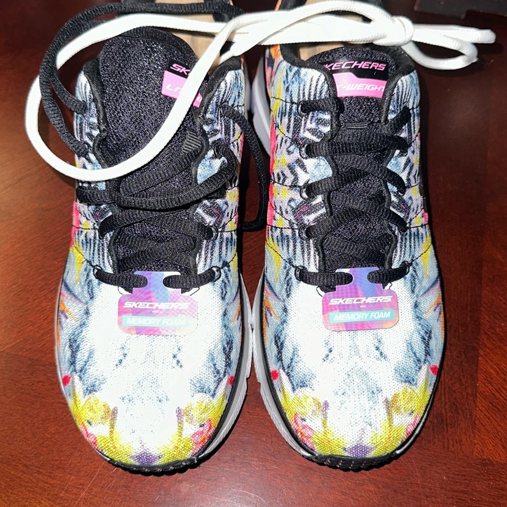New never worn women’s size 9 floral print tennis shoes. Memory Foam